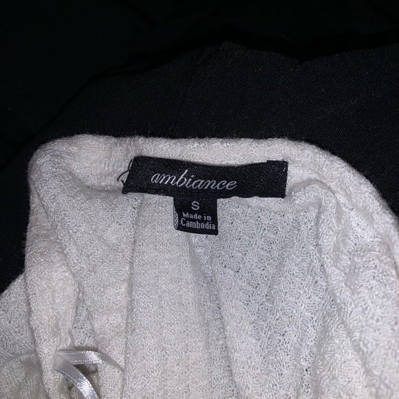 Basic white blouse - Picture 3 of 3